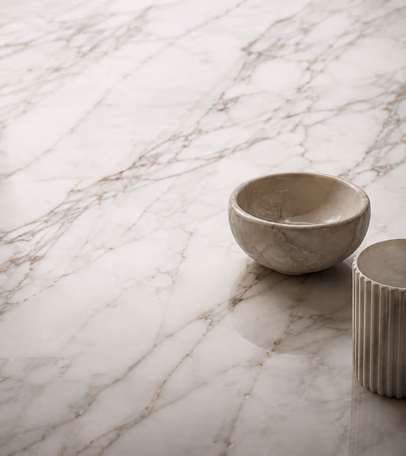 Expressive white marble surface
